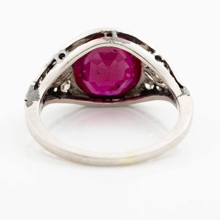 Ring platina med en fasettslipad rubin samt gammal- och åttkantslipade diamanter.