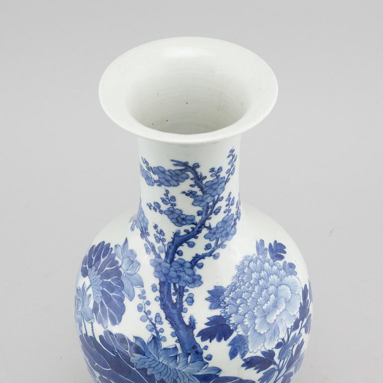 A porcelain vase from China, around the year 1900.