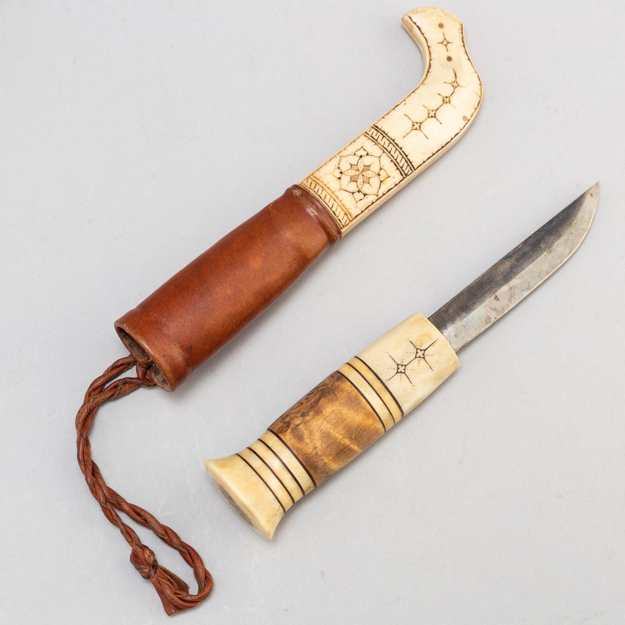 Two reindeer horn knives by Lars Kuhmunen och Kjell Fjällborg.