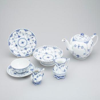 TESERVIS, 18 delar, porslin, "Musselmalet", Royal Copenhagen, Danmark, 1900-tal.