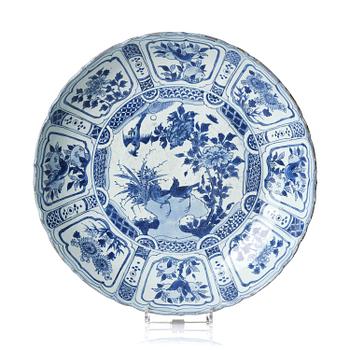 1106. A large blue and white 'kraak' charger, Ming dynasty, Wanli (1572-1620).