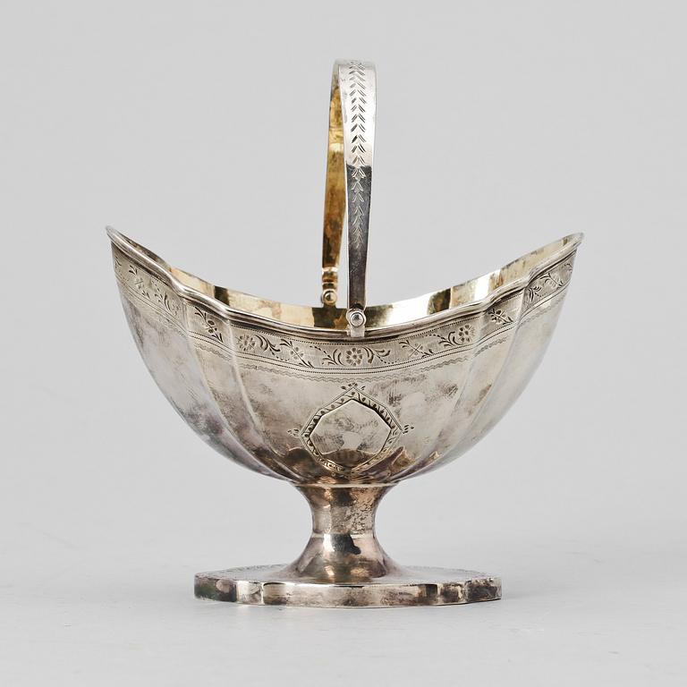 SKÅL MED HANDTAG, London 1789-90-tal. Vikt 200 gram.