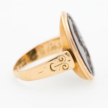 SINETTISORMUS, kaiverrettu luonnonkivi, 18K. Helsinki 1887.