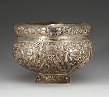 A large silver gilt 'repousse' bowl, late Qing dynasty.