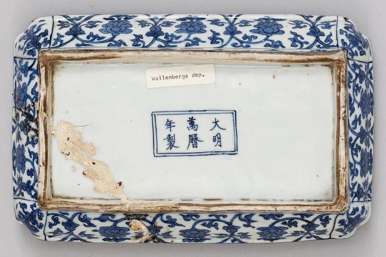 A blue and white 'dragon' box with cover, Ming dynasty with Wanli´s six character mark and of the period (1573-1619).