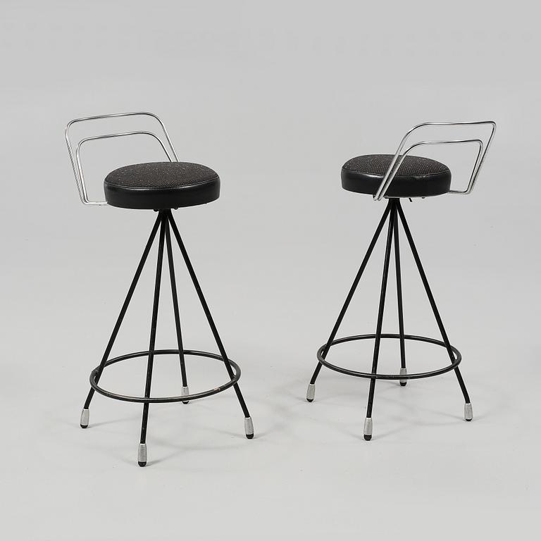 BARDISK samt BARSTOLAR, 3 st, 1950/60-tal.