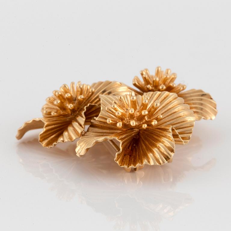 A Cartier brooch in 14K gold.