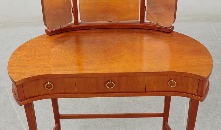 A mid 20th century toilet table.