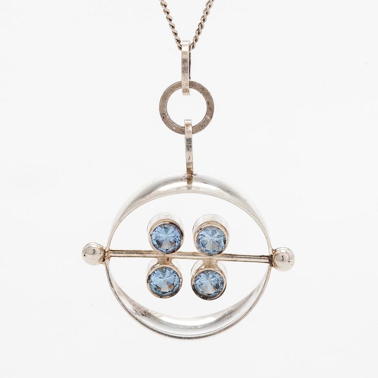 Elis Kauppi, hänge, silver och syntetiska spineller, Kupittaan Kulta, Åbo 1966.