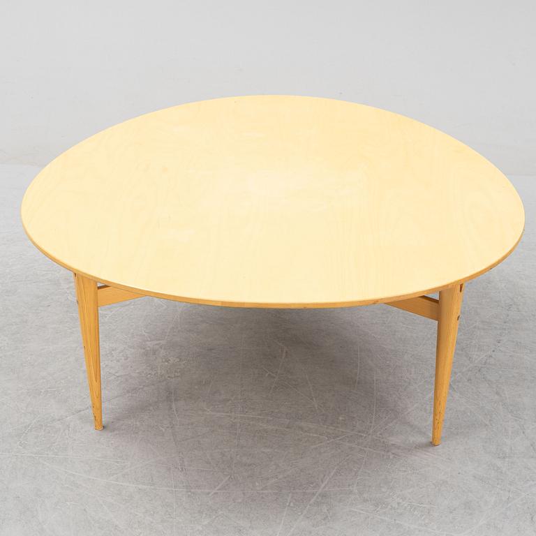 Bruno Mathsson & Piet Hein, a 'Tri Super Elliptical' coffee table, manufactered by Fritz Hansen, Denmark.