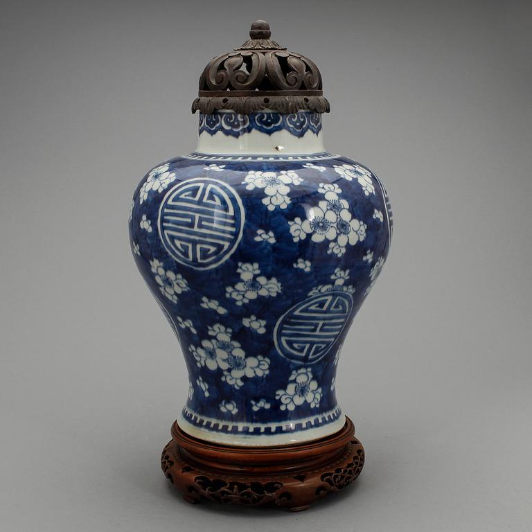 URNA med LOCK och STÄLL, porslin, Kangxi-stil, 1900-tal.