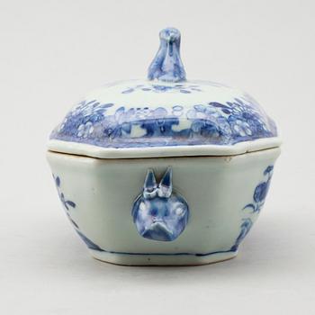 SMÖRASK, porslin, Kina, Qianlong 1736-1795.