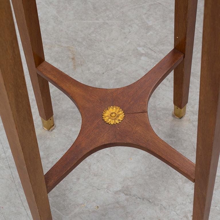 SALONGSBORD SAMT LAMPBORD, ett par, Sengustaviansk stil, tidigt 1900-tal.