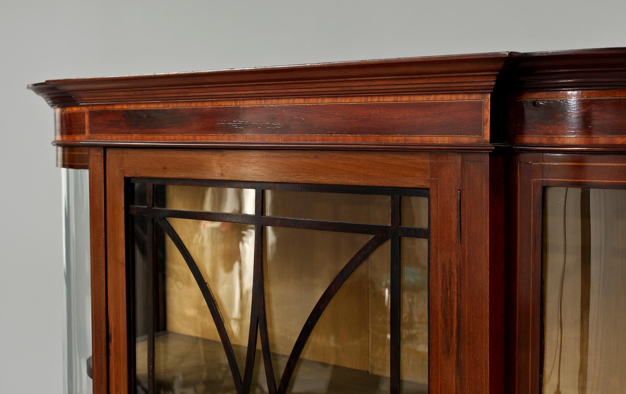 VITRINSKÅP, engelsk stil, 1900-tal.