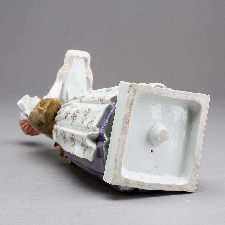 A Meissen  figurine "The Chocolate Girl" no 86 , after  Jean-Etienne Liotard.