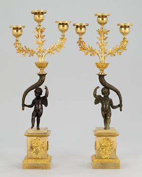 1023. KANDELABRAR, för tre ljus, ett par. Empire, 1800-talets början.
