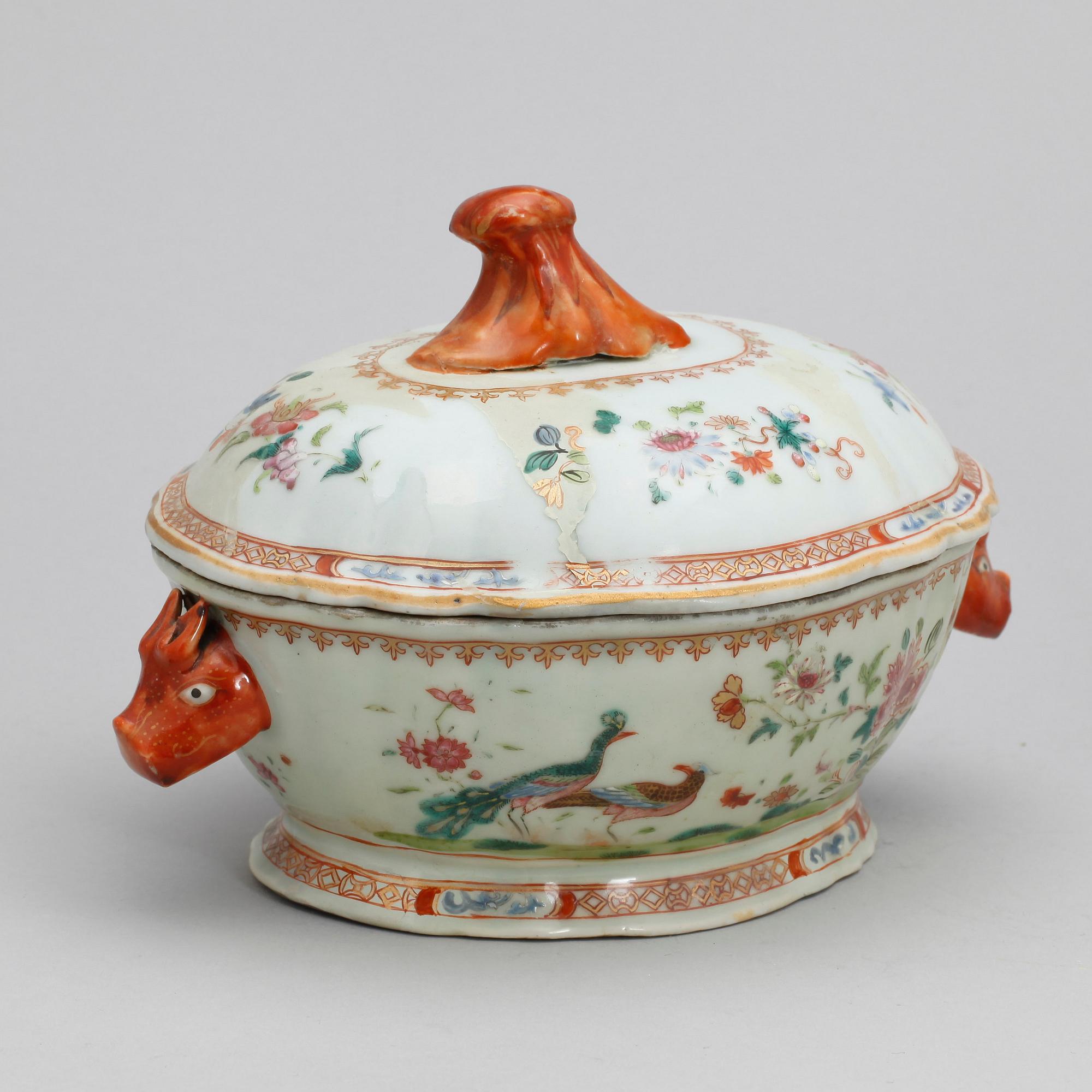 TERRIN MED LOCK, KOPPAR, 2 st, samt FAT, porslin, Qianlong, Kina, 1700-tal.