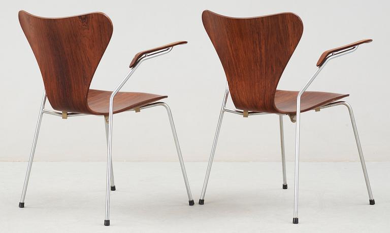 ARNE JACOBSEN, karmstolar, ett par, "Sjuan", Fritz Hansen, Danmark 1965.