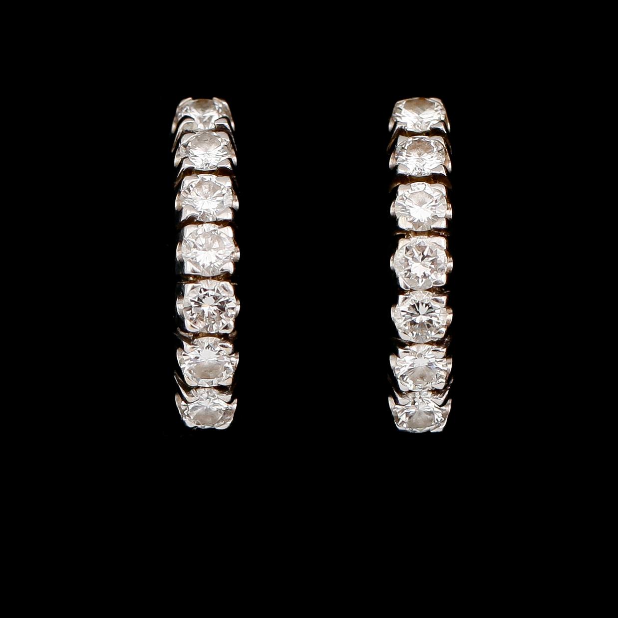 ÖRHÄNGEN, 1 par, 18 k vitguld, briljantslipade diamanter. Tot vikt ca 2,3 g.