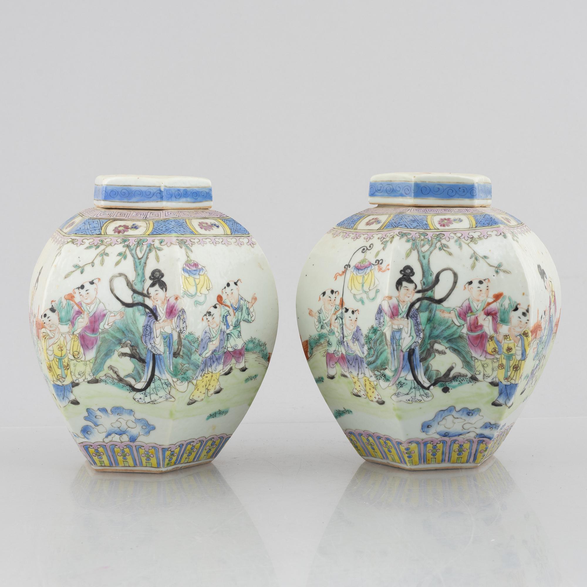 A pair of porcelain urna with covers, China, second half of the 20th century.