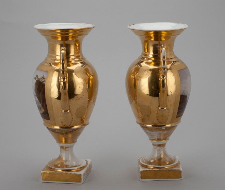 URNOR, ett par, porslin, senempire, 1800-talets mitt.