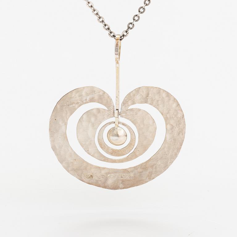 Tapio Wirkkala, A sterling silver pendant "Apple". Kultakeskus 1975.