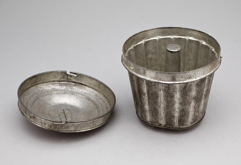 ALADÅBFORM, stengods Höganäs samt GLASSFORM, metall, 1900-talets första hälft.
