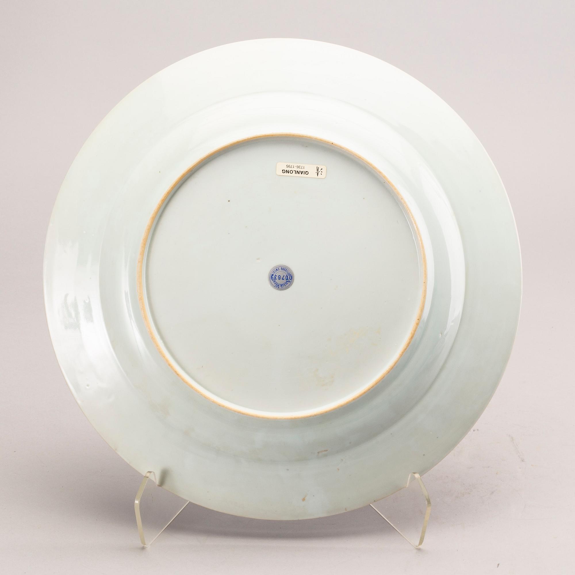 A pair of Chinese Qianlong porcelain plates.