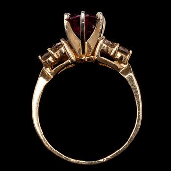 RING, 14k guld med diamanter och rubin.