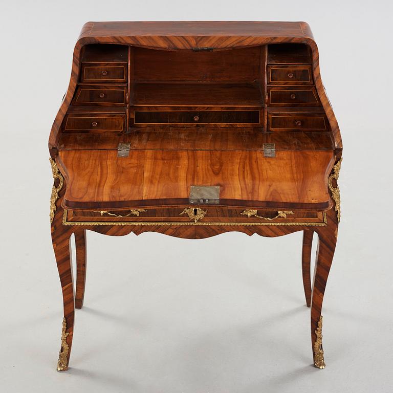 SEKRETÄR, av Niklas Korp (mästare i Stockholm 1763-1800), daterad 1772. Rokoko.