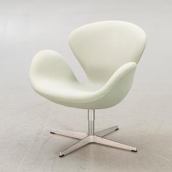 Arne Jacobsen, fåtölj, "Svanen", Fritz Hansen, Danmark, 2007.