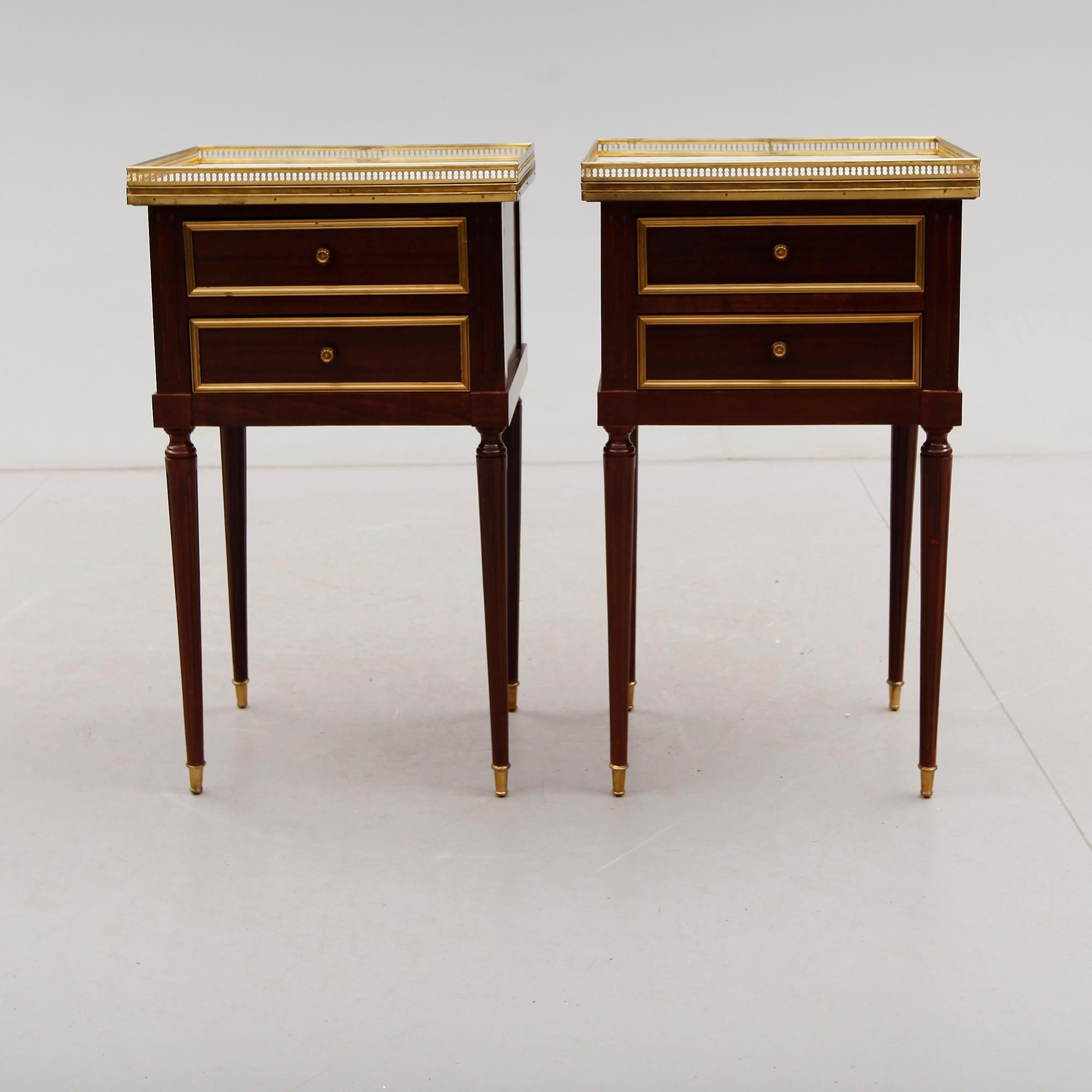 SÄNGBORD, 1 par, gustaviansk stil, 1900-talets andra hälft.