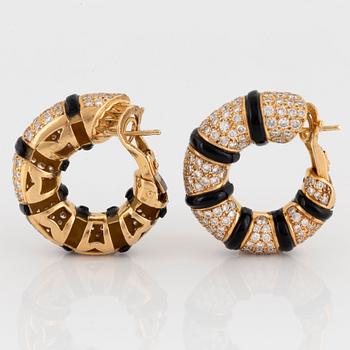 A pair of Mauboussin earrings in 18K gold set with onyx and round brilliant-cut diamonds.