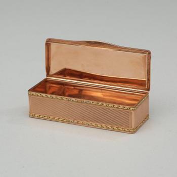 A French 18th century 14 ct. gold snuff-box, troi coleurs.