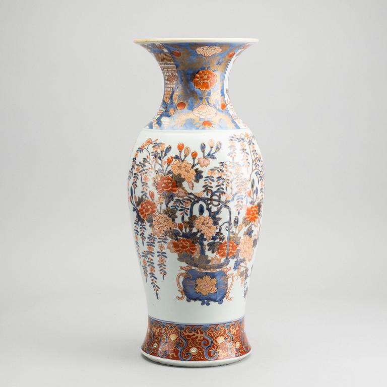 A Japanese Imari porcelain vase, 19th century.