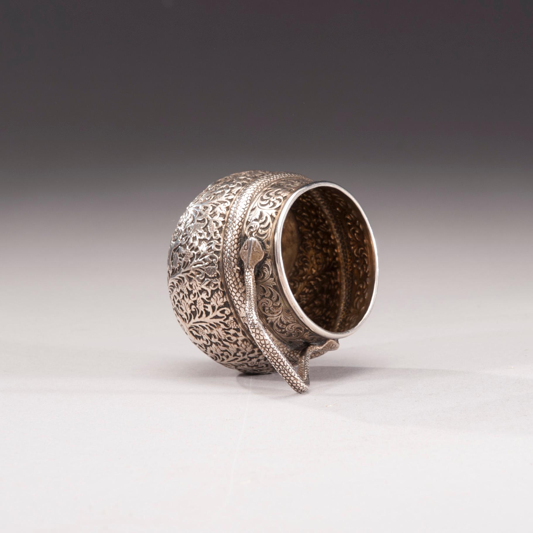 SOCKERSKÅL, silver, troligen Indien, 1900-talets början. Vikt 163,7 g.
