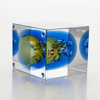Oiva Toikka, an annual glass cube, signed Oiva Toikka Nuutajärvi 2007, 346/2000.