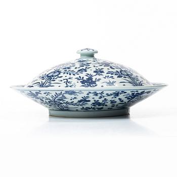 A Chinese blue and white tureen with cover, 20th century.