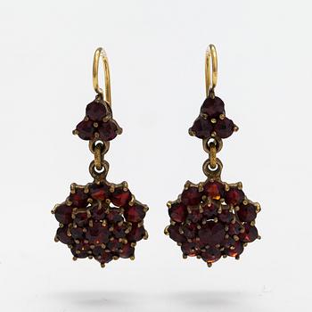 A ring, earrings and a necklace made of gilded silver and garnets.