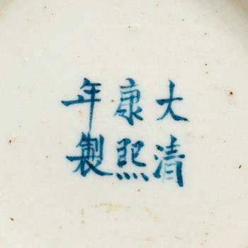 PENSELBAD, porslin. Sen Qing dynastin (1644-1912), med Kangxi sex karaktärers märke.