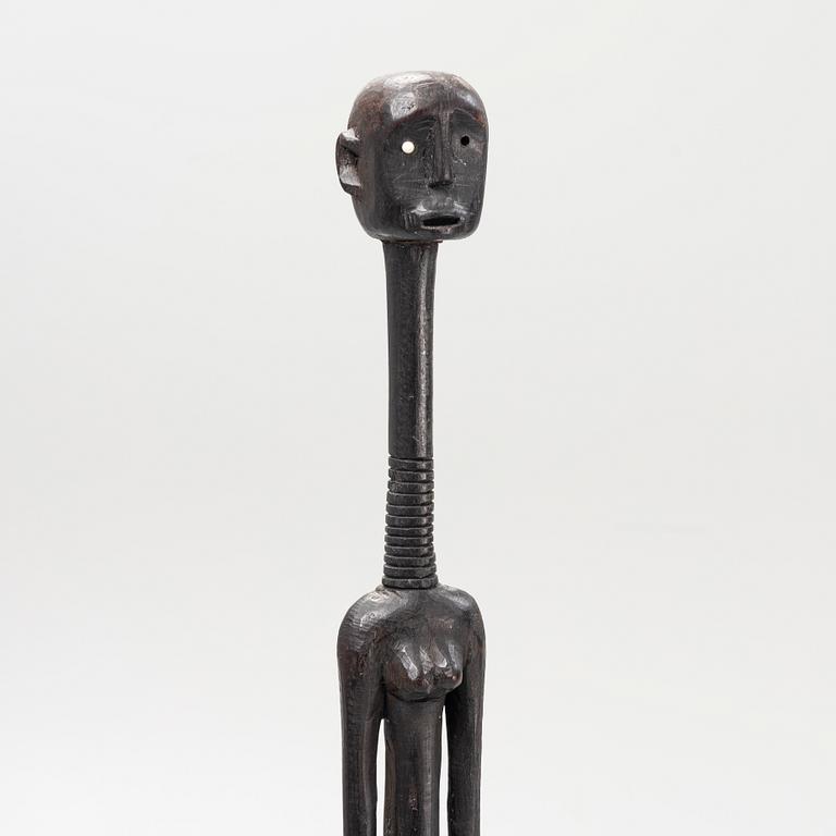 Twelve sculptures, reportedly from Makonde, Tanzania, Luba, Congo, and moore, from the second half of the 20:th century.