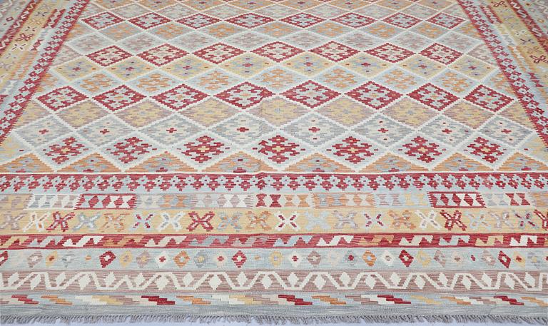 A Kilim carpet, approx. 591 x 401 cm.