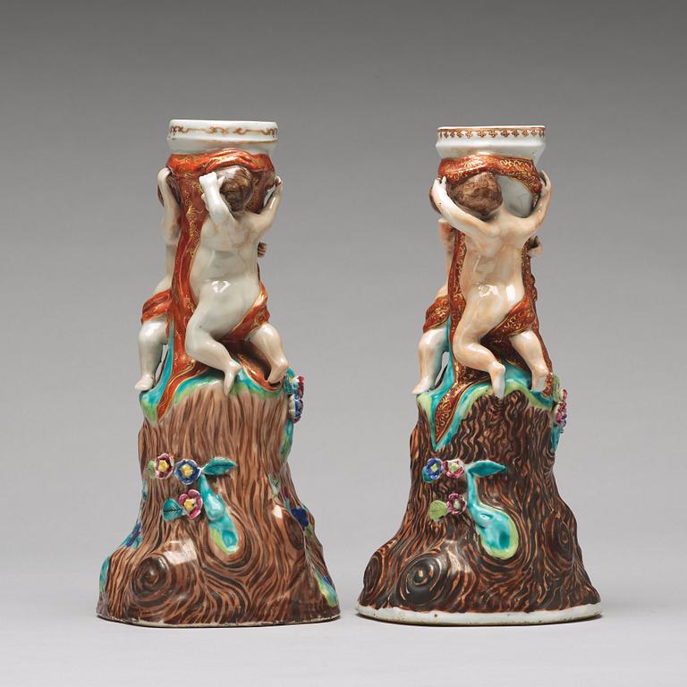 SOCKLAR till CITRONSKÅLAR, två stycken, porslin. Qingdynastin, 1800-tal.