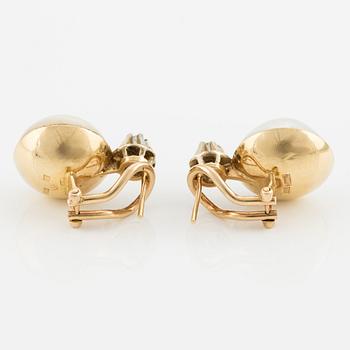 Earrings, a pair, 18K gold with mabé pearls and brilliant-cut diamonds.