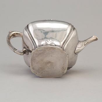 A Swedish Art Nouveau silver teapot, maker's mark CF Carlman, Stockholm, 1904.