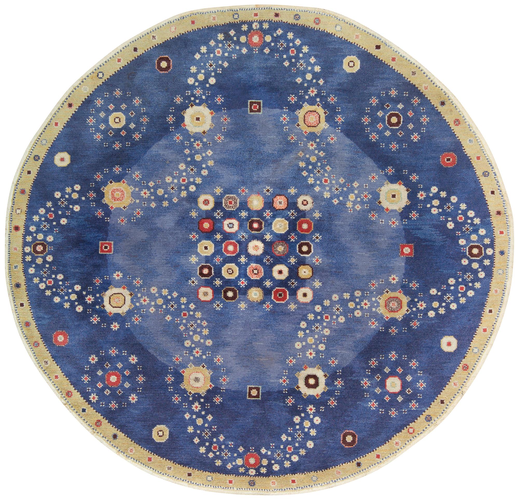 Barbro Nilsson, MATTA. "Blå rabatten". Rund. Flossa. Diameter 291-302 cm. Märta Måås-Fjetterström AB, Barbro Nilsson. Osignerad.