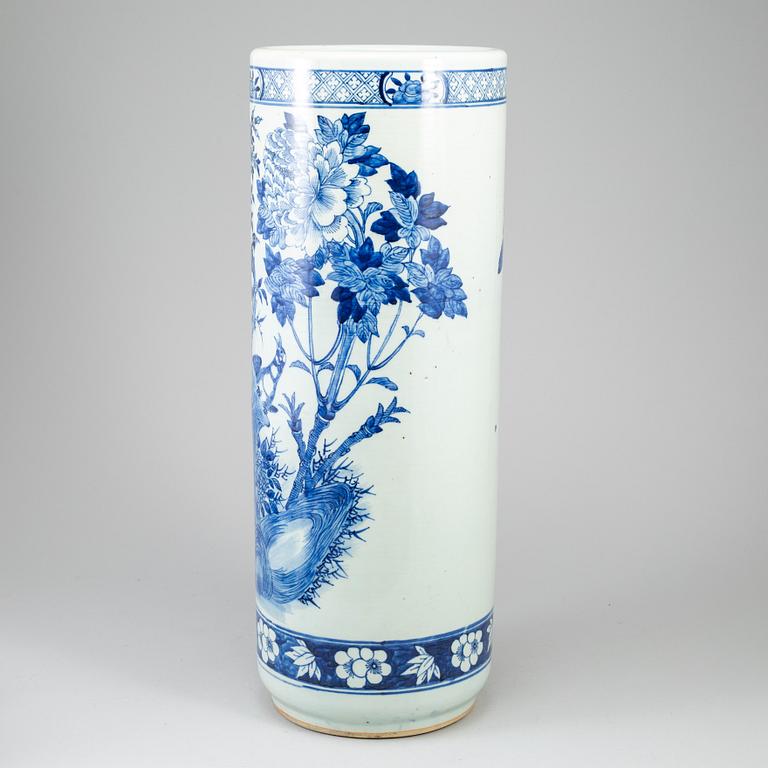 A large blue and white floor vase, Qing dynasty, late 19th/early 20th century.