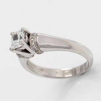 Ring, 14K vitguld med kuddslipad modifierad diamant.