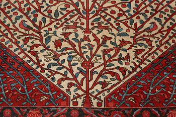 A RUG, a semi-antique Sarouk probably, ca 193 x 141,5 cm (as well as one end with 1 cm flat weave).