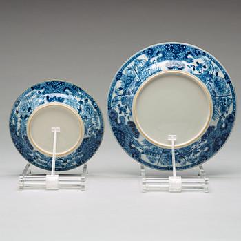 TALLRIKAR, 12 stycken, ASSIETTER, 10 stycken, samt SÅSSNIPA med FAT, kompaniporslin. Qingdynastin, Qianlong (1736-95).